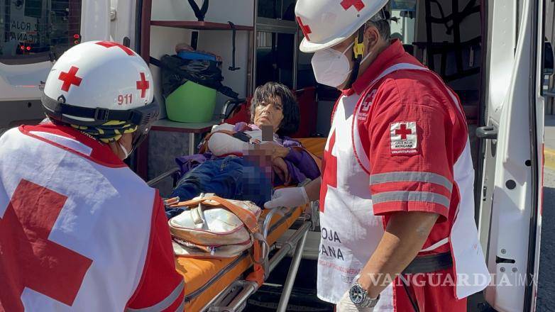 $!Adulta mayor resulta gravemente herida en ‘El Sarape’ tras ser atropellada por ruta Express de Saltillo