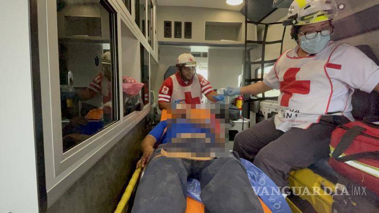 $!Paramédicos brindaron atención inmediata al conductor responsable, quien fue trasladado al Hospital General.