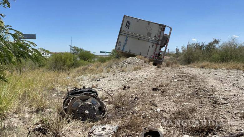 $!Partes de la unidad quedaron esparcidas durante la salida de camino.