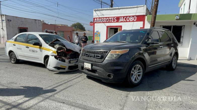 $!La camioneta Ford Explorer, impactada por el taxi, terminó atravesada en la vialidad tras el choque.