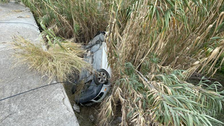 $!El vehículo Volkswagen Bora terminó al fondo del arroyo luego de que su conductora perdiera el control por exceso de velocidad.