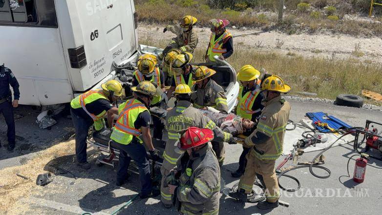 $!Bomberos utilizaron las “quijadas de la vida” para rescatar al conductor del automóvil.