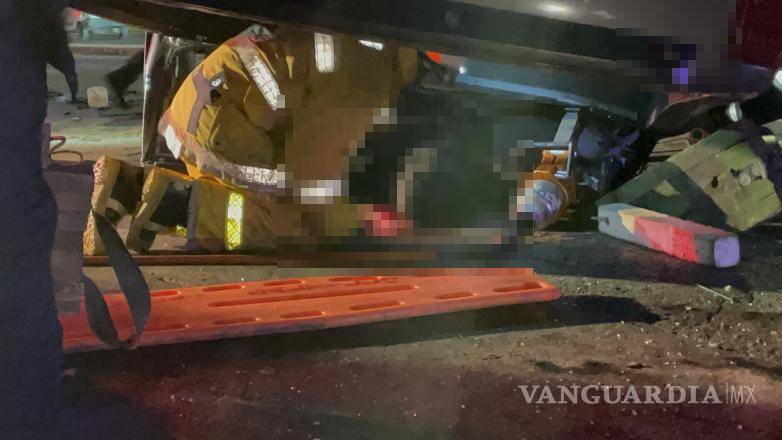 $!Bomberos y paramédicos utilizaron equipo hidráulico para abrir la cabina.