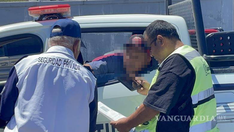 $!Elementos de Tránsito Municipal acudieron al lugar para abanderar la zona y coordinar el retiro de los vehículos involucrados.