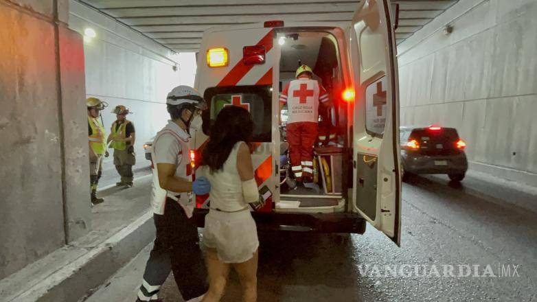 $!Tras ser estabilizados en el sitio, ambos jóvenes fueron canalizados a un hospital para recibir una valoración médica más detallada debido a las lesiones sufridas durante el accidente.