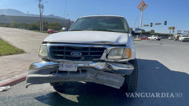 $!El automóvil Chevrolet Cavalier y la camioneta Ford presentaron daños importantes, sin que se reportaran heridos graves.