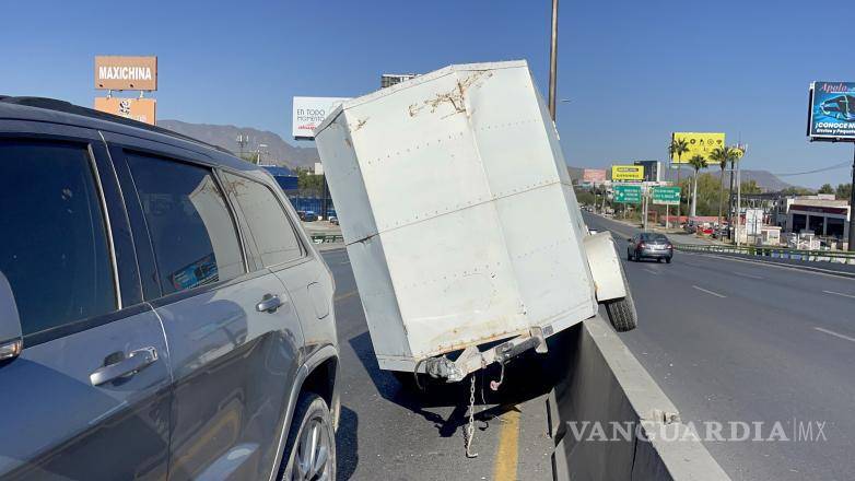 $!Se solicitó una grúa para retirar el remolque y trasladarlo a un corralón.