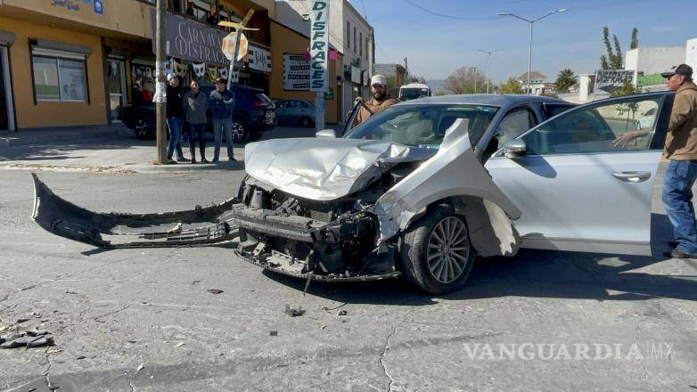 $!La camioneta involucrada terminó volcada sobre el camellón central tras el impacto, lo que provocó la movilización de cuerpos de emergencia y autoridades municipales.