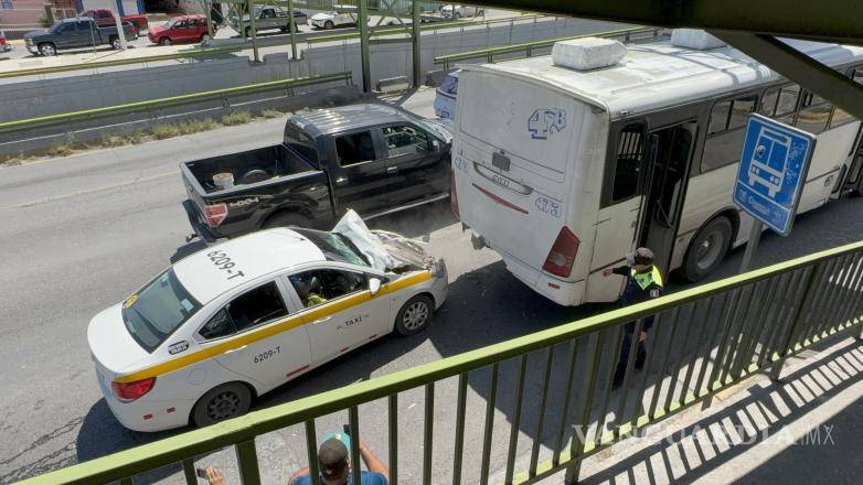 $!El auto terminó incrustado en la parte trasera de la unidad de transporte público.