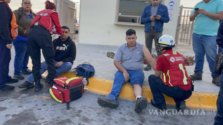 $!Paramédicos atendieron rápidamente a los conductores involucrados en el accidente, asegurando su traslado a atención médica.