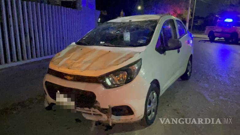 $!Familiares del conductor acudieron para auxiliar y volver a colocar el vehículo en posición normal.