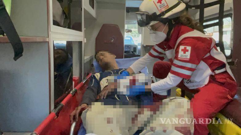 $!Bryan Alejandro ¨N¨, de 23 años, fue trasladado primero a la estación de Bomberos en la colonia Guayulera, donde lograron contener la hemorragia provocada por una herida profunda en el brazo izquierdo.