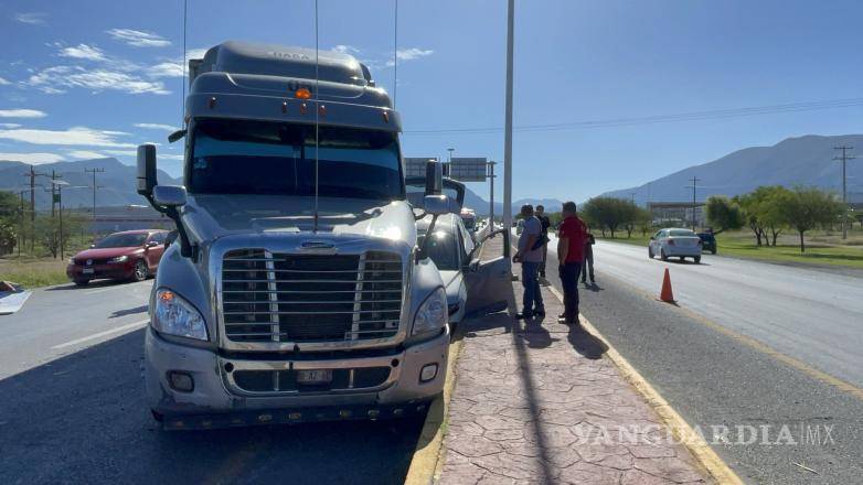 $!El accidente generó la movilización de cuerpos de emergencia y autoridades municipales, quienes acudieron al sitio para atender a los involucrados y realizar las diligencias correspondientes.