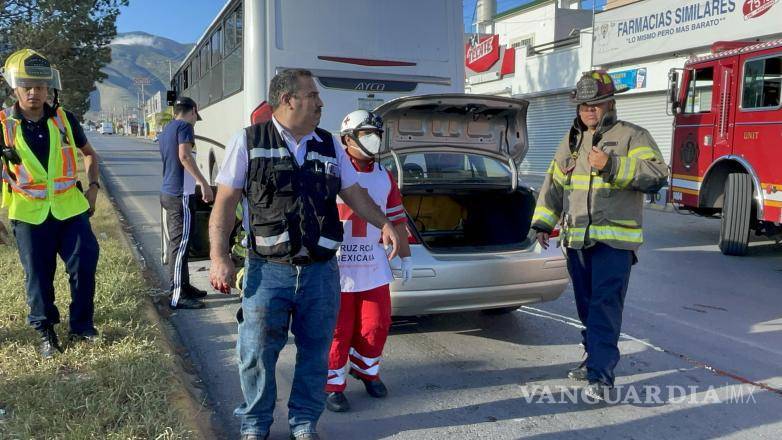 $!Paramédicos de la Cruz Roja valoraron al conductor del vehículo.