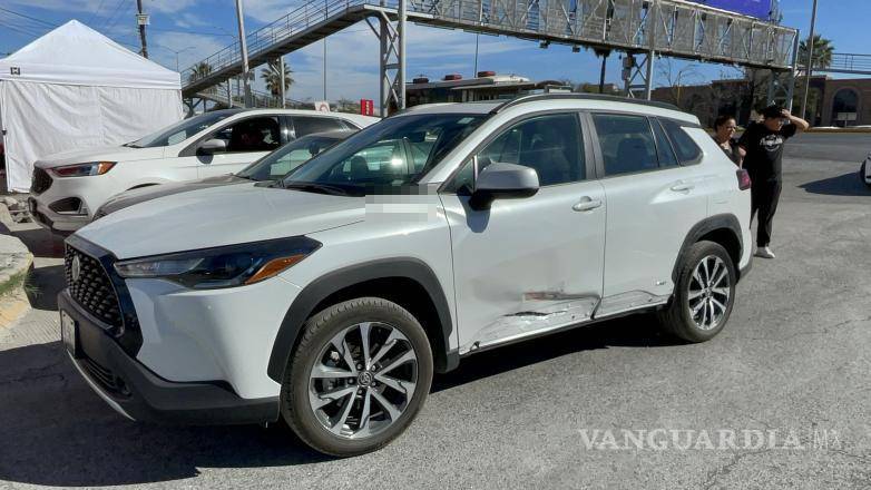 $!La camioneta Toyota Corolla Cross sufrió daños en su lateral izquierda debido al giro descontrolado del Sonic.