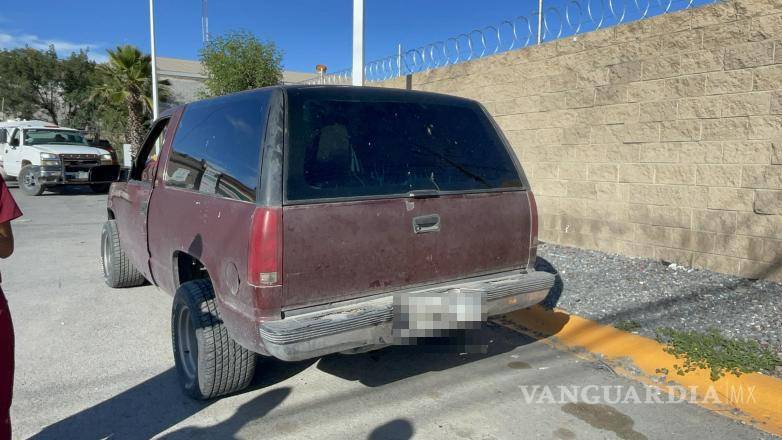 $!La camioneta Suburban registró afectaciones menores luego del impacto ocurrido sobre el puente de Luis Echeverría Álvarez.