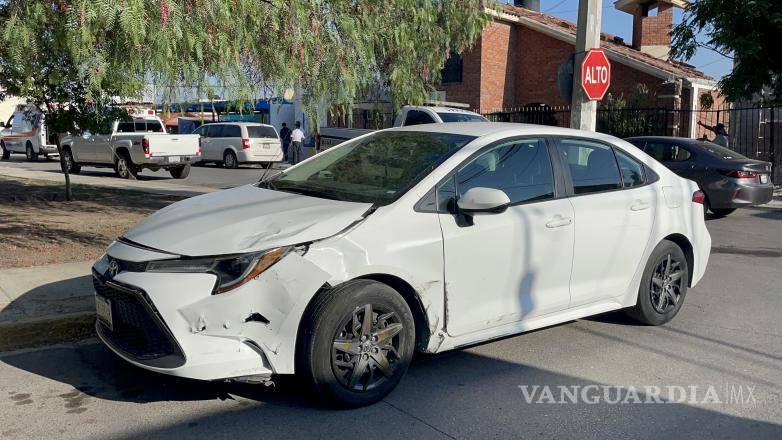 $!El auto sufrió daños en la parte delantera.