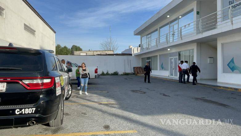 $!Elementos policiales acudieron en la plaza comercial tras el reporte del incendio.