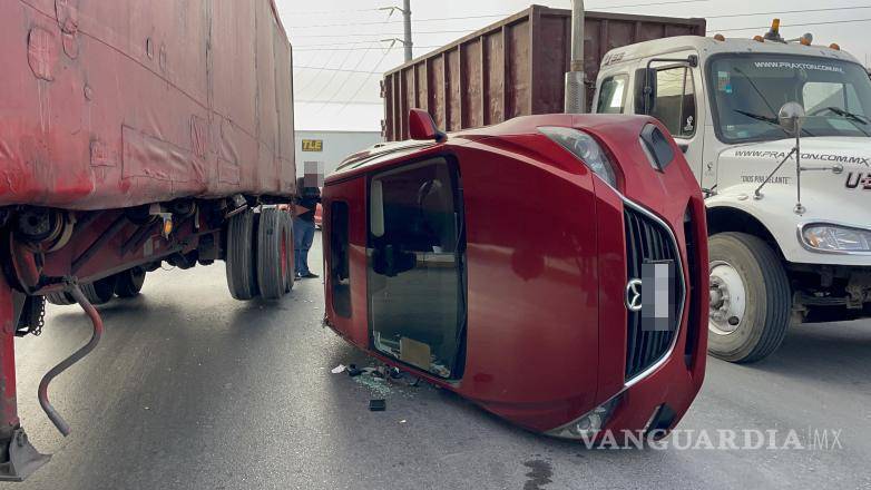 $!Elementos de la Policía Estatal resguardaron la zona y coordinaron el retiro de las unidades.