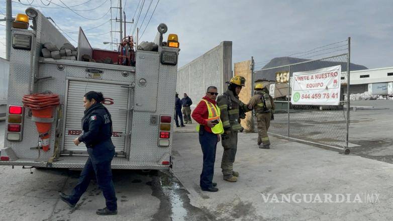 $!Tras varios minutos en el sitio, los cuerpos de emergencia se retiraron ante la negativa de permitir la inspección del inmueble.