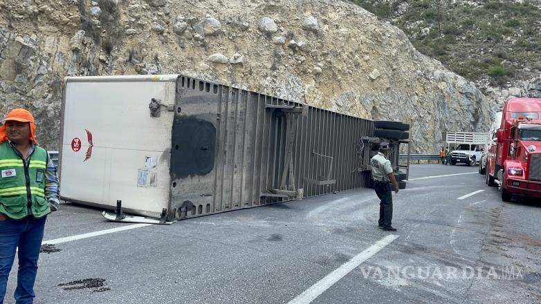 $!Se dio aviso a la línea de transporte y también se notificó a la aseguradora sobre lo sucedido, para que asuman la responsabilidad de los daños ocasionados en la vía.