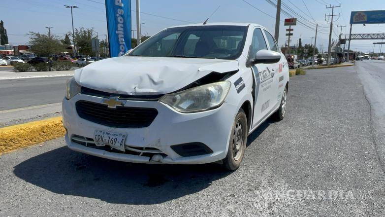 $!El Chevrolet Aveo presentó daños en la parte frontal tras el accidente.