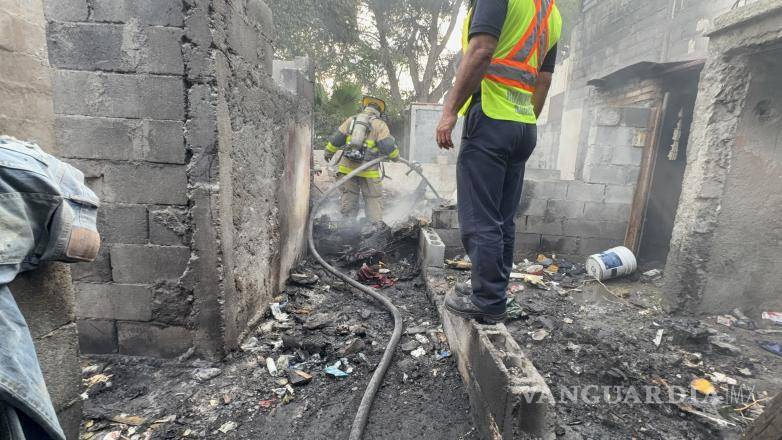 $!Maleza, basura y otros materiales que se encontraban dentro del inmueble fueron consumidos por el fuego.