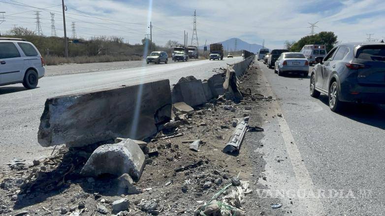 $!Restos del Hyundai Sonata quedaron esparcidos sobre la carretera Saltillo–Zacatecas, luego de que el vehículo se desintegrara tras impactar el muro de contención y salir proyectado hacia los carriles contrarios.