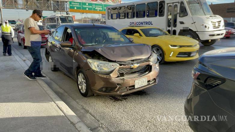 $!Uno de los vehículos presentó daños considerables en la parte frontal debido al fuerte impacto.