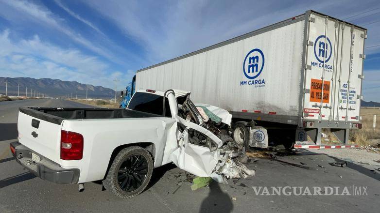 $!La parte derecha de la camioneta quedó completamente destruida tras el choque con la pesada unidad.