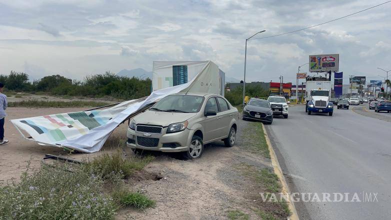 $!Aunque el accidente fue aparatoso y ocasionó cuantiosos daños materiales, las autoridades confirmaron que no hubo personas lesionadas ni fue necesario el traslado de ocupantes a un hospital.