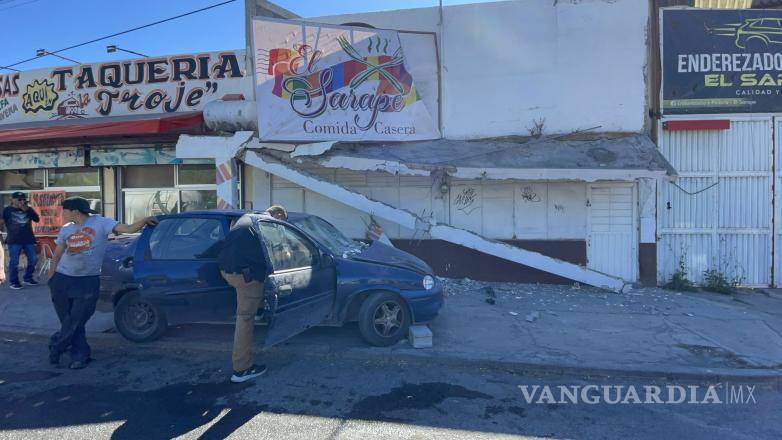 $!El impacto provocó daños en la fachada de un inmueble ubicado en la calle 30 de Septiembre, en la colonia Provivienda.