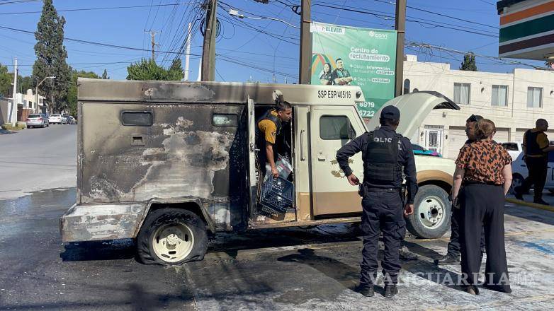 $!Las llamas consumieron rápidamente el camión de valores, mientras los trabajadores observaban cómo el dinero que transportaban se encontraba en riesgo.