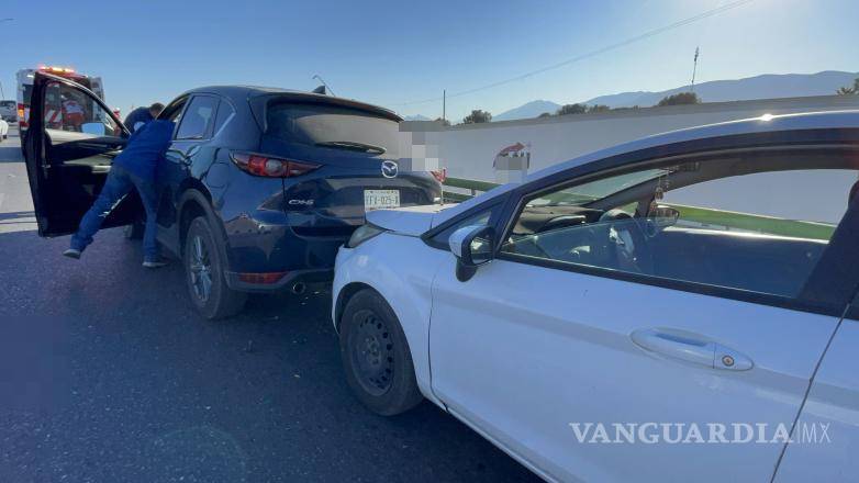 $!La camioneta Mazda CX-5 sufrió daños considerables en la parte trasera debido al choque por alcance.