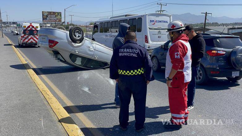 $!Los oficiales municipales tomaron control del lugar mientras los conductores resolvían los daños del accidente.