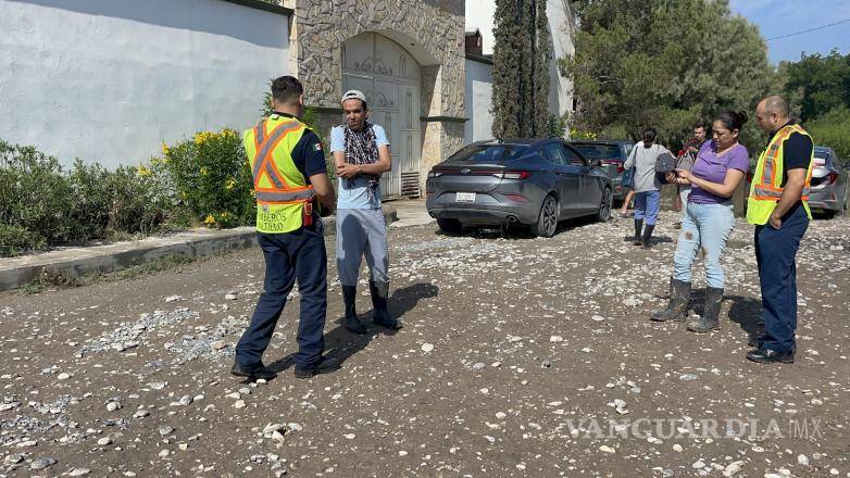 $!Paramédicos revisaron al afectado en el lugar antes de trasladarlo.