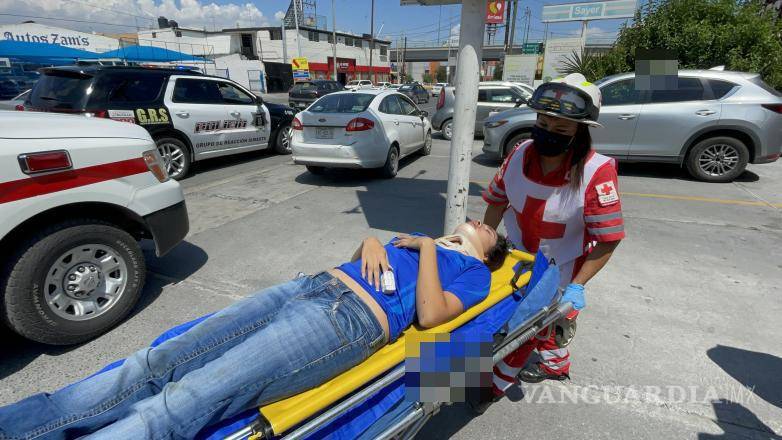$!Dana Guadalupe fue trasladada por paramédicos al Hospital General tras el atropellamiento.