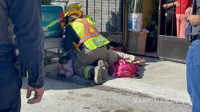 $!Elementos del Cuerpo de Bomberos brindaron los primeros auxilios en el lugar del incidente.