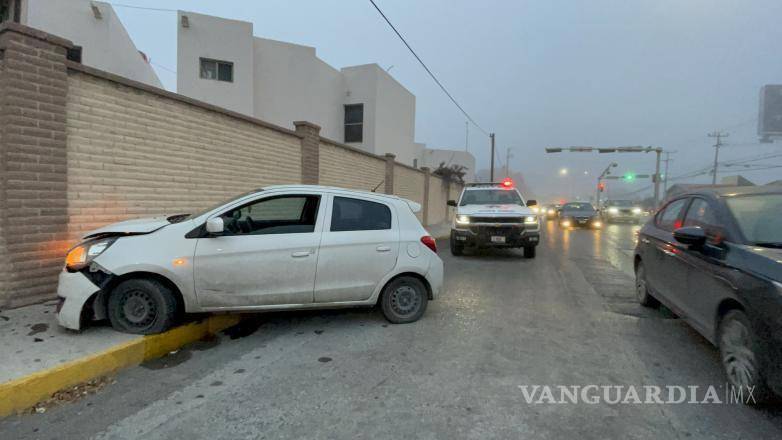 $!Una grúa llegó al lugar del accidente para llevar el vehículo Mitsubishi Mirage a un taller.