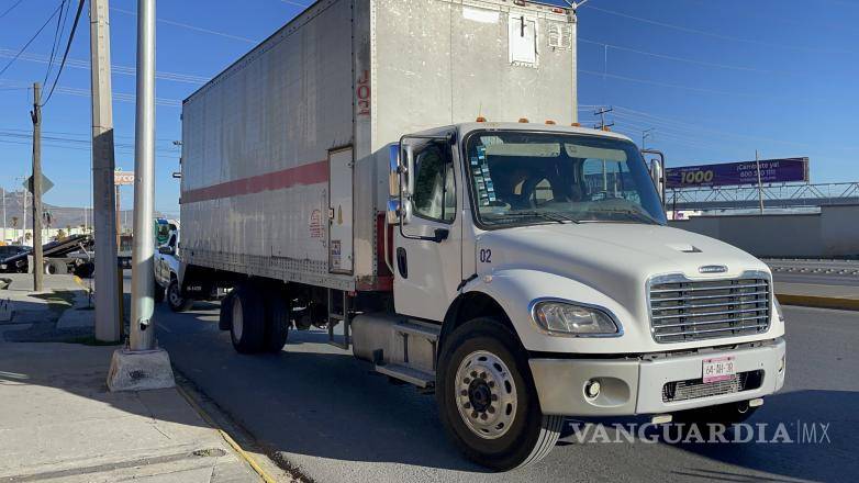 $!El hombre dijo que se dirigía a la central de abastos a surtirse de mercancía, pero de pronto vio cómo el camión se acercó cada más a él y llegó el momento que se le recargó y comenzó a empujar la camioneta.