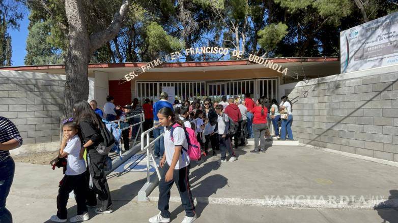 $!Algunos padres exigieron respuestas de la directora, quien solo habló con ellos desde la entrada del plantel.