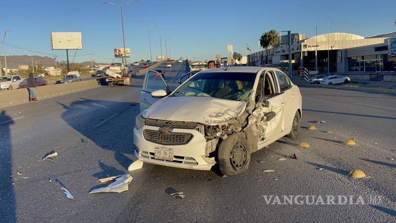 $!El accidente en Nazario Ortiz Garza dejó dos vehículos con daños considerables, obstruyendo parcialmente la circulación.