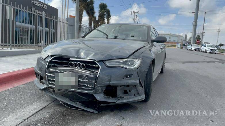 $!El Audi A6, involucrado en el accidente, presentó daños en la parte lateral tras el impacto con el Volkswagen Vento.