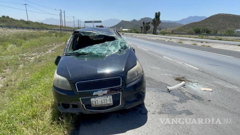 $!El auto dio una vuelta de campana hasta terminar en posición normal.