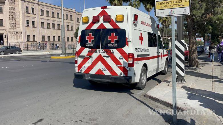 $!Alumnas del Ateneo Fuente auxiliaron al joven mientras llegaban los servicios de emergencia.