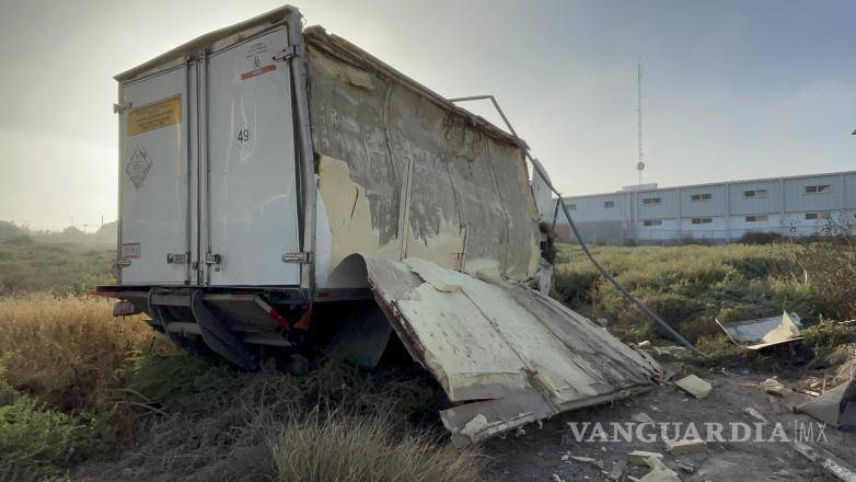 $!La Policía Municipal de Tránsito tomó conocimiento del accidente y se encargó de las diligencias pertinentes para determinar la responsabilidad del conductor del camión.