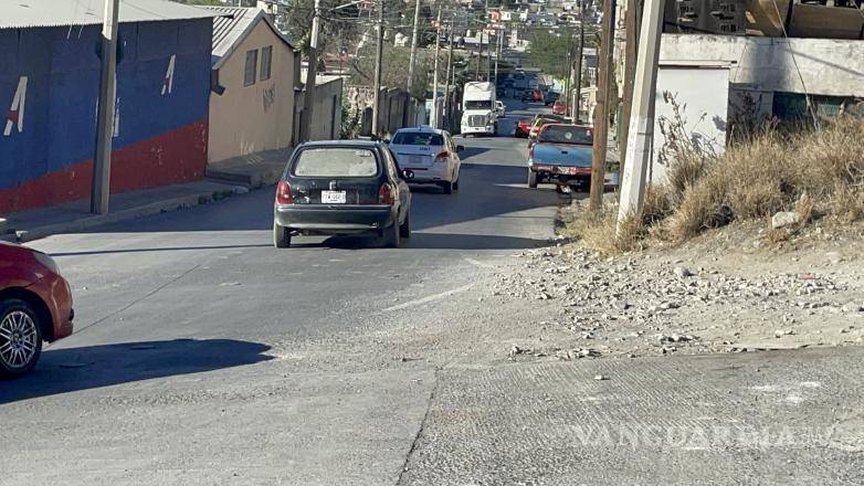 $!Testigos señalaron que el vehículo responsable fue un taxi Nissan Tsuru que huyó del lugar tras el impacto.