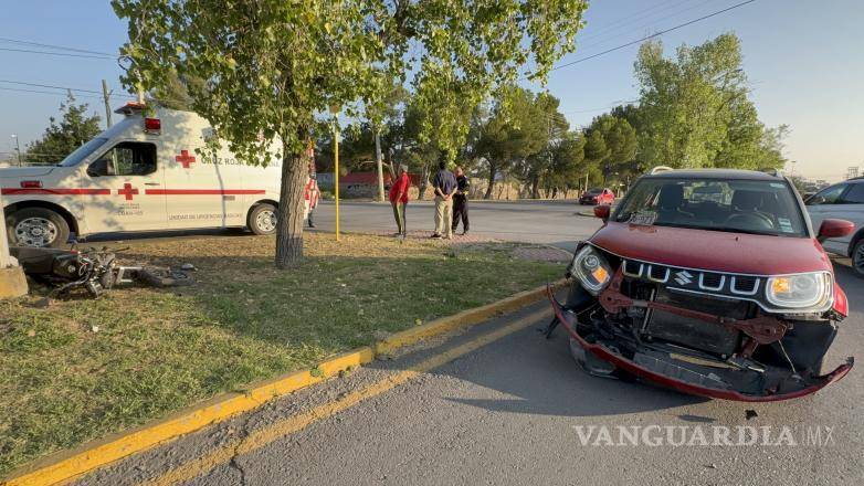 $!El motociclista fue atendido por paramédicos de la Cruz Roja tras el percance registrado en la colonia Mesa de Lourdes.