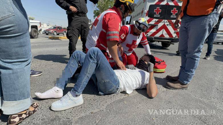 $!Un motociclista de 30 años resultó lesionado tras el accidente registrado en el cruce de Paseo de la Reforma y Urdiñola.