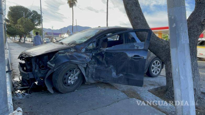 $!Tras el impacto, el automóvil que recibió el golpe se dirigió a la banqueta y subió a esta, quedando a un costado de un árbol.